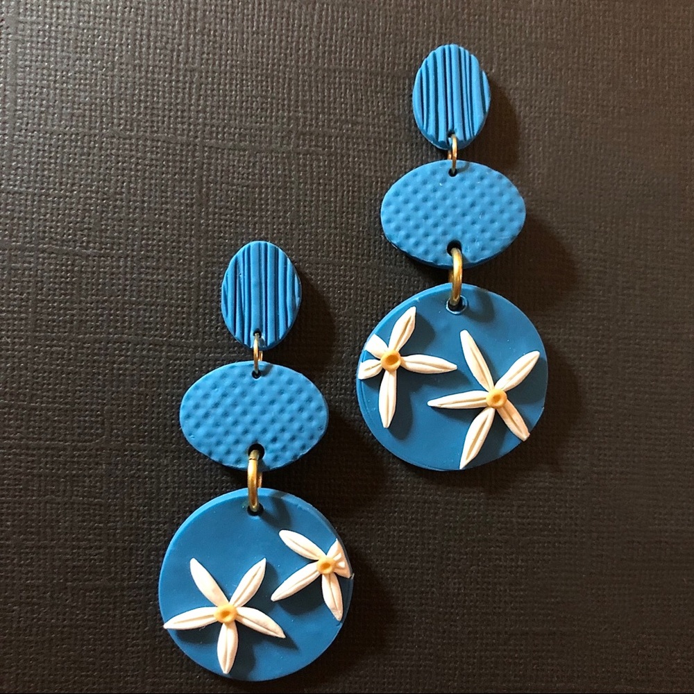 INDIE10 Handmade PolyClay White Flower Earrings